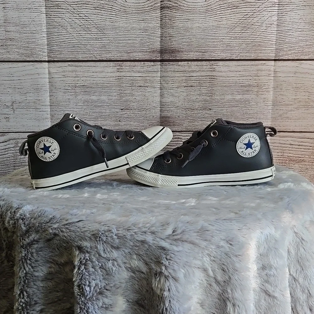 Converse Navy/White Leather Sneakers, Little Boys Size 2, Great Condition